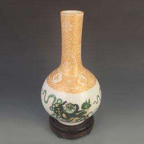 FAMILLE-ROSE LION-DESIGN GLOBE STYLE PORCELAIN VASE