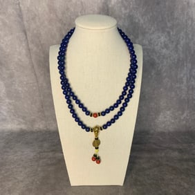 A FINE BLUE CRYSTAL MADE NECKLACE