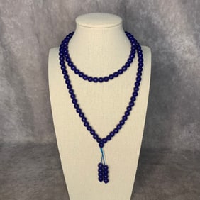 A FINE LAPIS LAZULI MADE NECKLACE