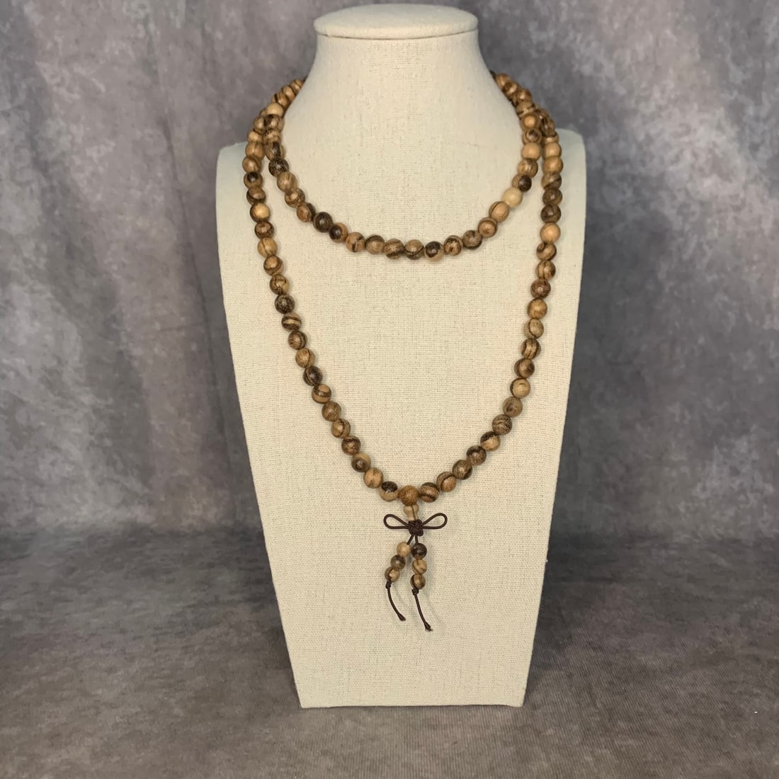 A FINE AGARWOOD CHEN XIANG MU MADE NECKLACE: Modern; Long: 17 inch; Each Bead Diameter: 0.3 inch;