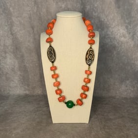 A FINE CORAL MADE NECKLACE WITH TIBETAN TIAN ZHU