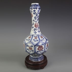 BLUE AND WHITE UNDERGLAZE RED LONG NECK GARLIC SHAPED PORCELAIN VASE