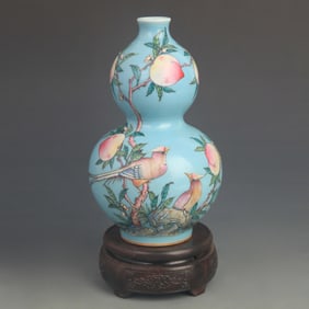 FAMILLE ROSE GOURD-SHAPED VASE WITH FLOWER AND BIRD PATTERNS