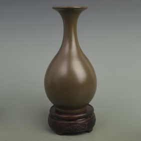 A FINE TEA COLOR GLAZED YU HU CHUN STYLE PORCELAIN BOTTLE