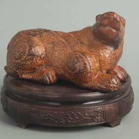 A FINE JADE CARVED AUSPICIOUS BEAST FIGURINE