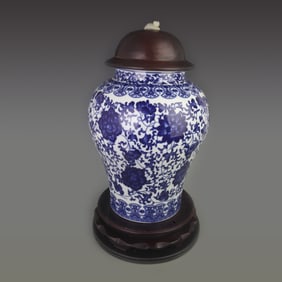 BLUE-AND-WHITE ENTWINED-LOTUS GENERAL JAR (ROSEWOOD LID, WHITE JADE FINIAL)