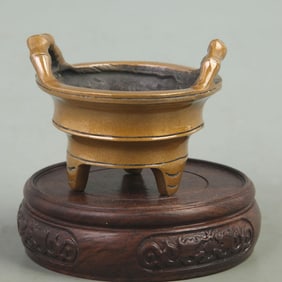 A FINE BAMBOO EAR THREE-LEGGED BRONZE CENSER