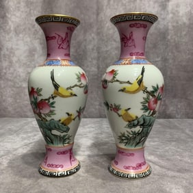 PAIR OF FAMILLE VERTE BIRD PATTERN PORCELAIN VASE
