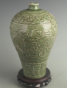 LONG QUAN KILN PORCELAIN VASE WITH DRAGON PATTERN