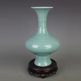 YING QING-GLAZED PORCELAIN APPRECIATION VASE