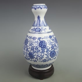 BLUE AND WHITE VASE WITH LOTUS PATTERN AND GARLIC HEAD BOTTLE