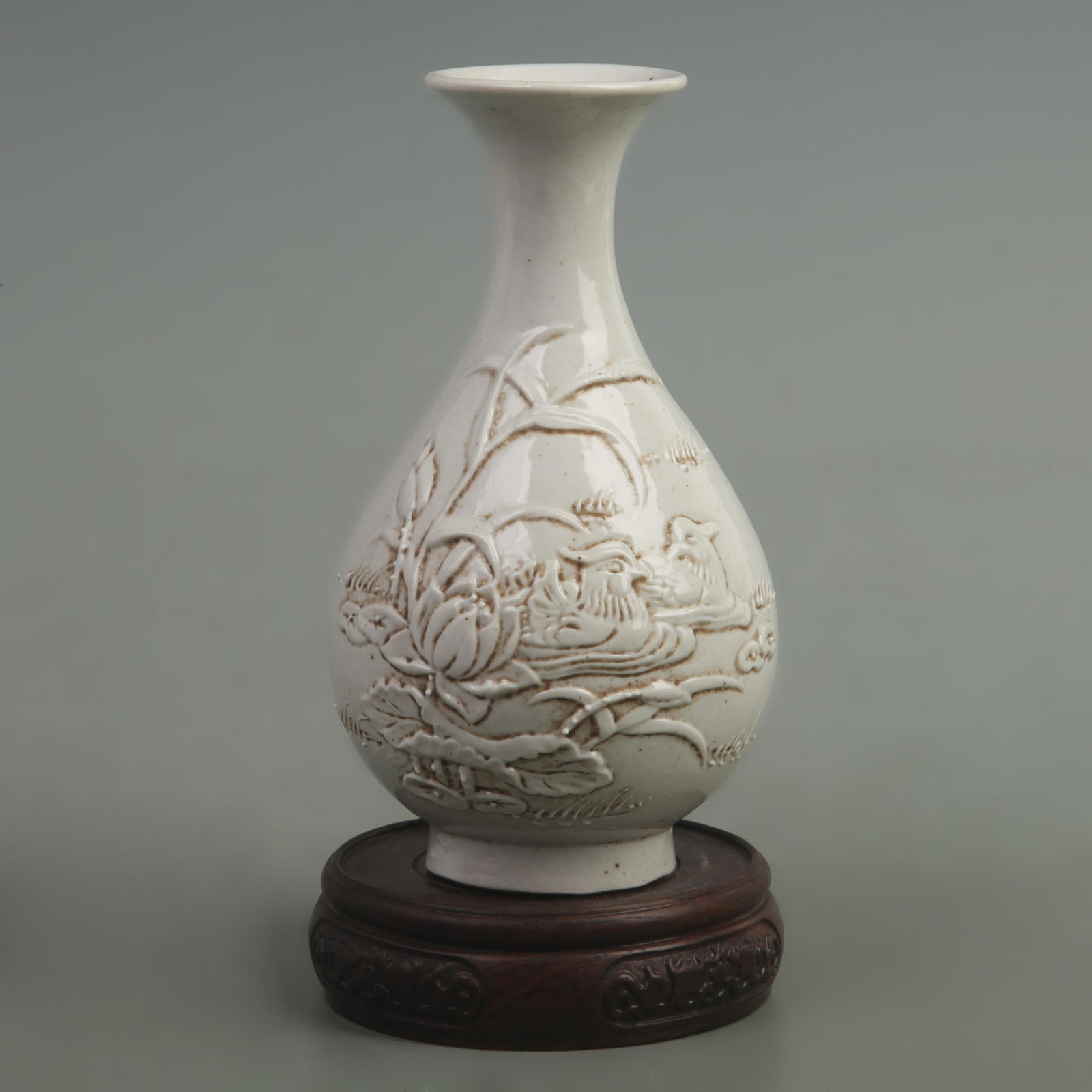 A FINE WHITE COLOR GLAZED LOTUS FLOWER PATTERN PORCELAIN BOTTLE