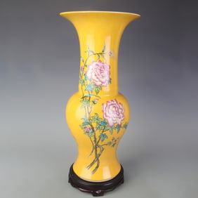 FAMILLE ROSE YELLOW GROUND FLOWER AND BIRD PATTERN FLOWER VASE