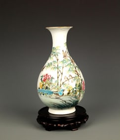 A FAMILLE ROSE LANDSCAPING PORCELAIN BOTTLE