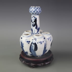 A FINE BLUE AND WHITE FIGURE PATTERN SIX-HOLE PORCELAIN VASE