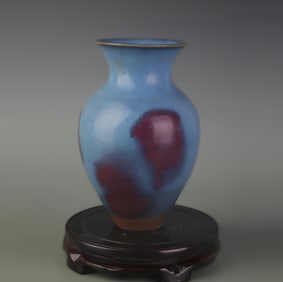 A FINE JUN KILN GLAZED PORCELAIN VASE