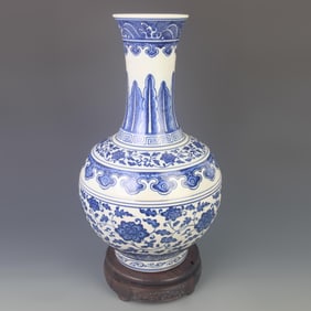 BLUE AND WHITE TWINING LOTUS PATTERN PORCELAIN DECORATIVE VASE