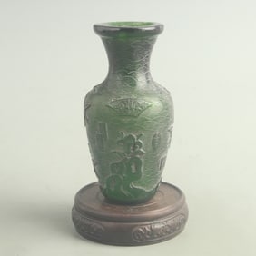 A FINE GLASS MADE AUSPICIOUS BIRD PATTERN VASE