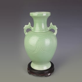 A FINE PORCELAIN VASE INCISED AUSPICIOUS BEAST PATTERN