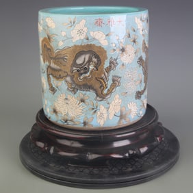 FAMILLE ROSE BRUSH HOLDER WITH GREEN GROUND AND AUSPICIOUS BEAST PATTERN