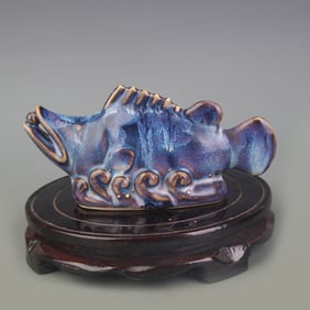 A FINE FISH FIGURE PORCELAIN SCHOLAR’S DESK BRUSH STAND