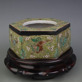 FAMILLE ROSE GREEN GROUND AUSPICIOUS BEAST MOTIF HEXAGONAL BRUSH WASHER