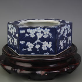 BLUE AND WHITE HEXAGONAL BRUSH WASHER WITH FLORAL DECORATION
