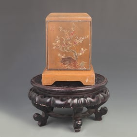 LACQUERED PAINTED SEAL BOX WITH FOUR GENTLEMEN DESIGN