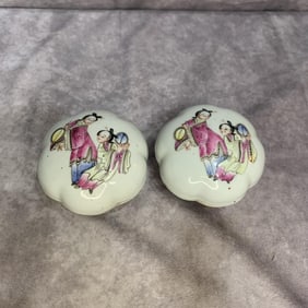 PAIR OF FAMILLE ROSE FEMALE PAINTED PORCELAIN ROUGE BOX