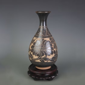 BLACK-GLAZED CARVED DRAGON YU HU CHUN SHAPED PORCELAIN VASE