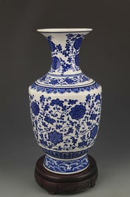 A LARGE BLUE AND WHITE LOTUS FLOWER VASE