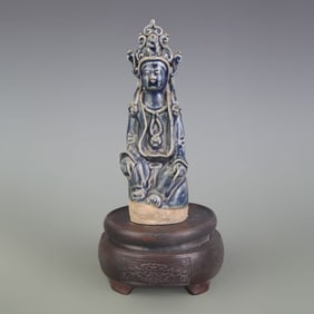 A SMALL DEHUA PORCELAIN GUANYIN PORCELAIN STATUE