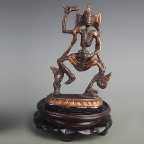 A FINE BRONZE TIBETAN BUDDHIST STATUE