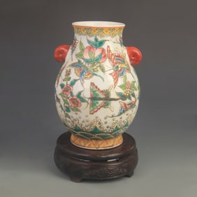 FAMILLE ROSE BUTTERFLY PATTERN PORCELAIN VASE