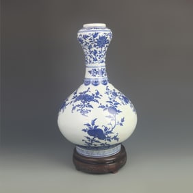 BLUE AND WHITE GARLIC-HEAD BOTTLE WITH HAPPINESS AND LONGEVITY DECORATION
