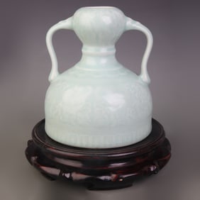 LIGHT BLUE GLAZED GARLIC-HEAD BOTTLE WITH RIBBON DECORATION