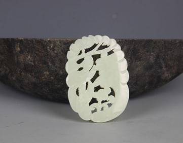 A FINELY CARVED HETIAN PALE CELADON JADE PENDANT PENDANT