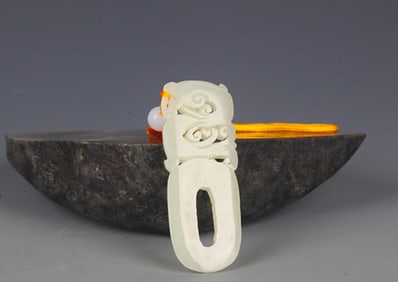 A FINELY CARVED HETIAN PALE CELADON JADE PENDANT PENDANT