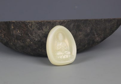 A FINELY CARVED HETIAN PALE CELADON JADE PENDANT PENDANT