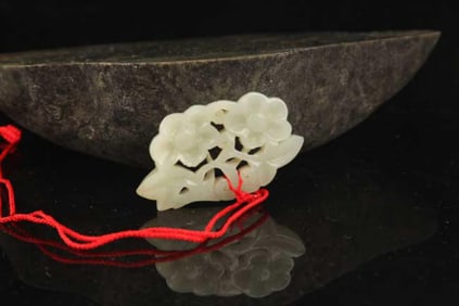 A FINE FLOWER PATTERN JADE PENDANT