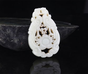 A FINE HE TIAN PALE CELADON JADE PENDANT IN FIGURE OF PHOENIX
