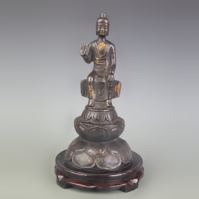 A FINE BUDDHA STATUE