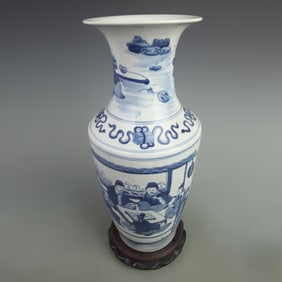 A FINE BLUE AND WHITE CHARACTER PATTERN PORCELAIN VASE