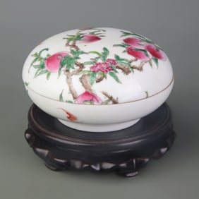 FAMILLE ROSE PORCELAIN BOX WITH HAPPINESS AND LONGEVITY DECORATION