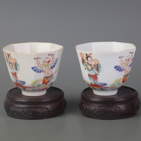 PAIR OF FAMILLE ROSE SMALL BOWLS WITH FIGURES