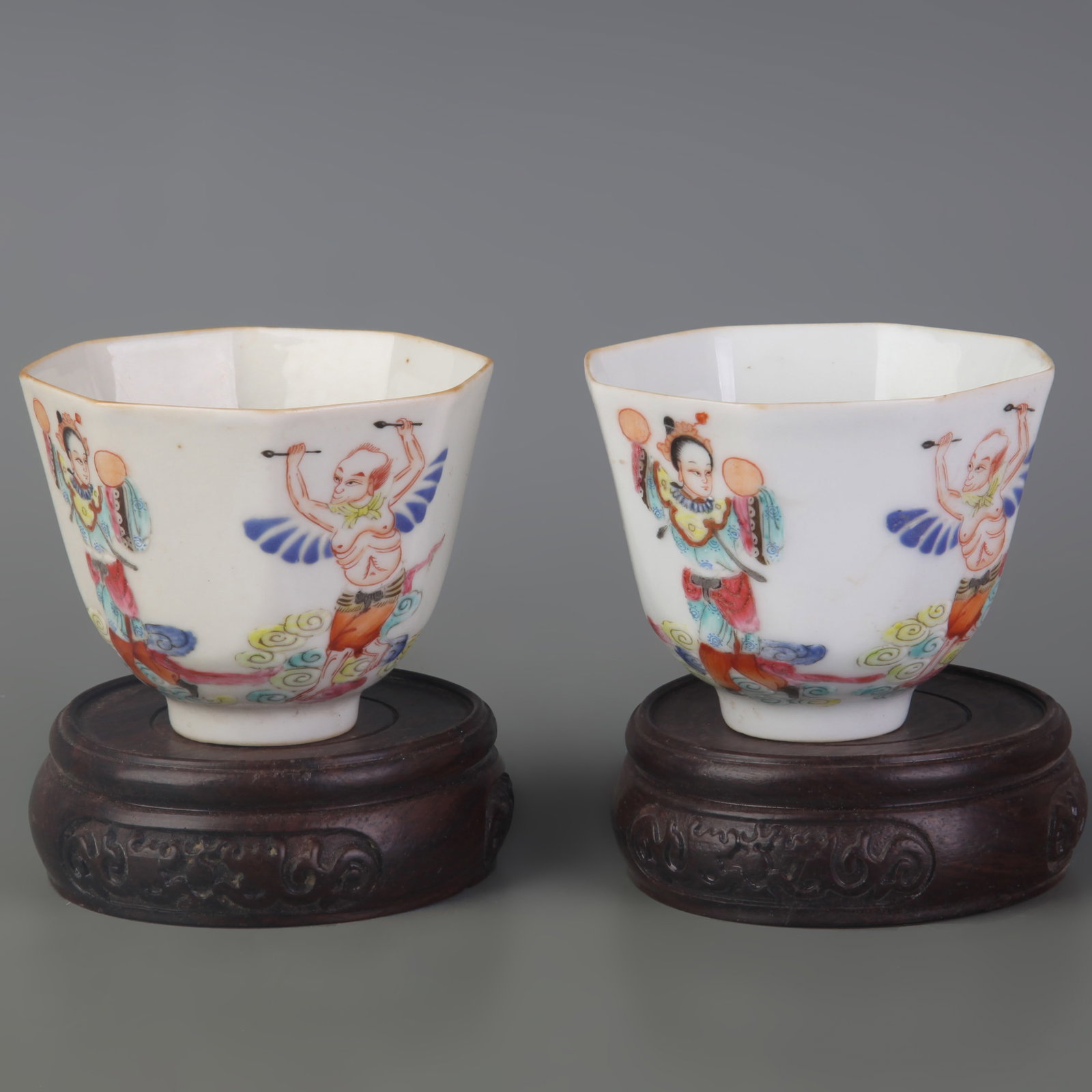 PAIR OF FAMILLE ROSE SMALL BOWLS WITH FIGURES: Qing Dynasty Qian Long Period; Width: 3.0 inch; High: 2.2 inch;