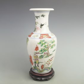 A FINE PORCELAIN VASE WITH THREE ARMIES AND THEIR COMMANDERS