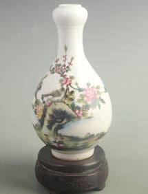 FAMILLE ROSE GARLIC-HEAD VASE WITH FLOWER AND BIRD DESIGN