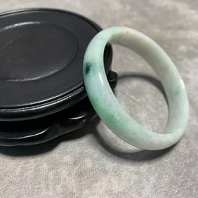 A FINE MODERN JADEITE BRACELET