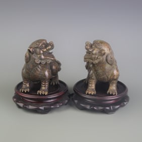 PAIR OF BRONZE LION FIGURE